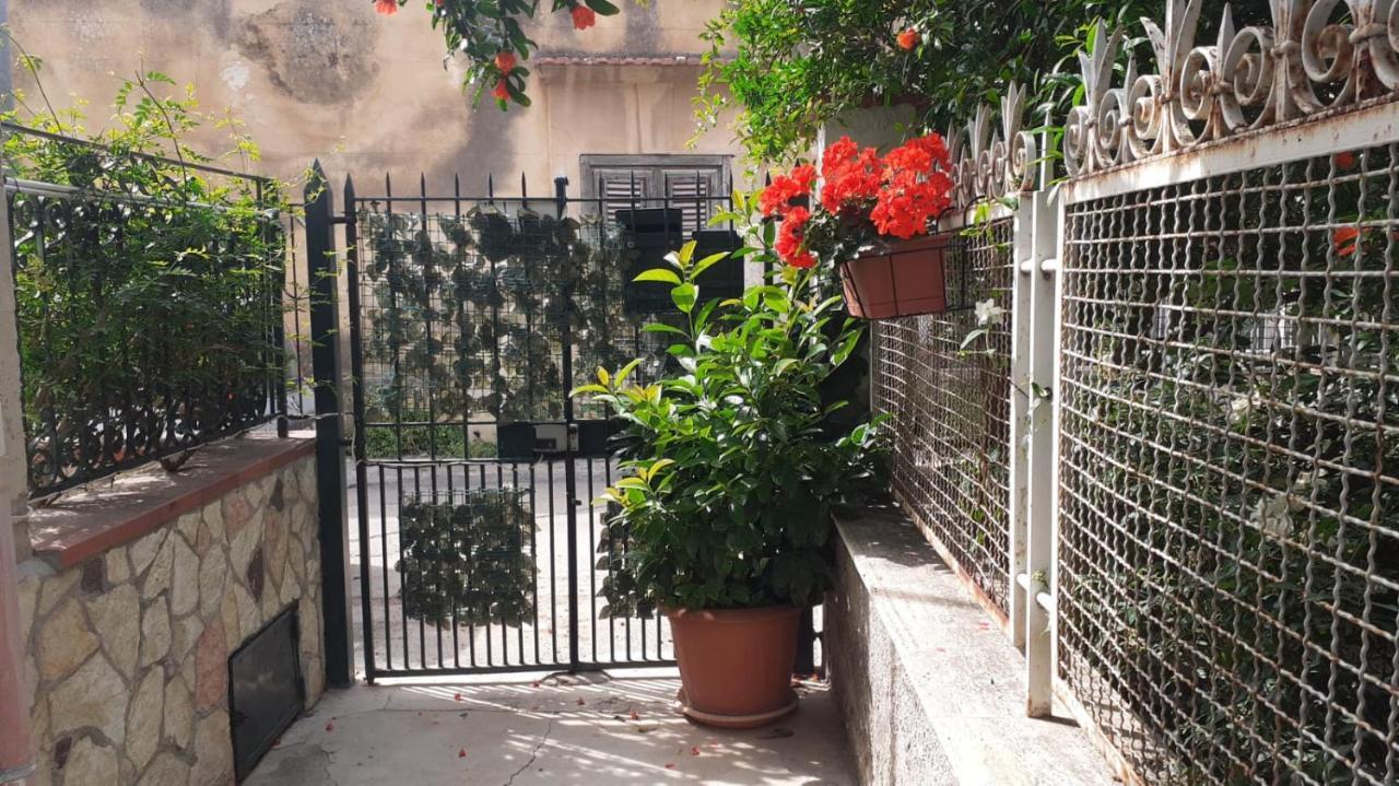 Charming Apartment In Mondello Palermo Exterior foto